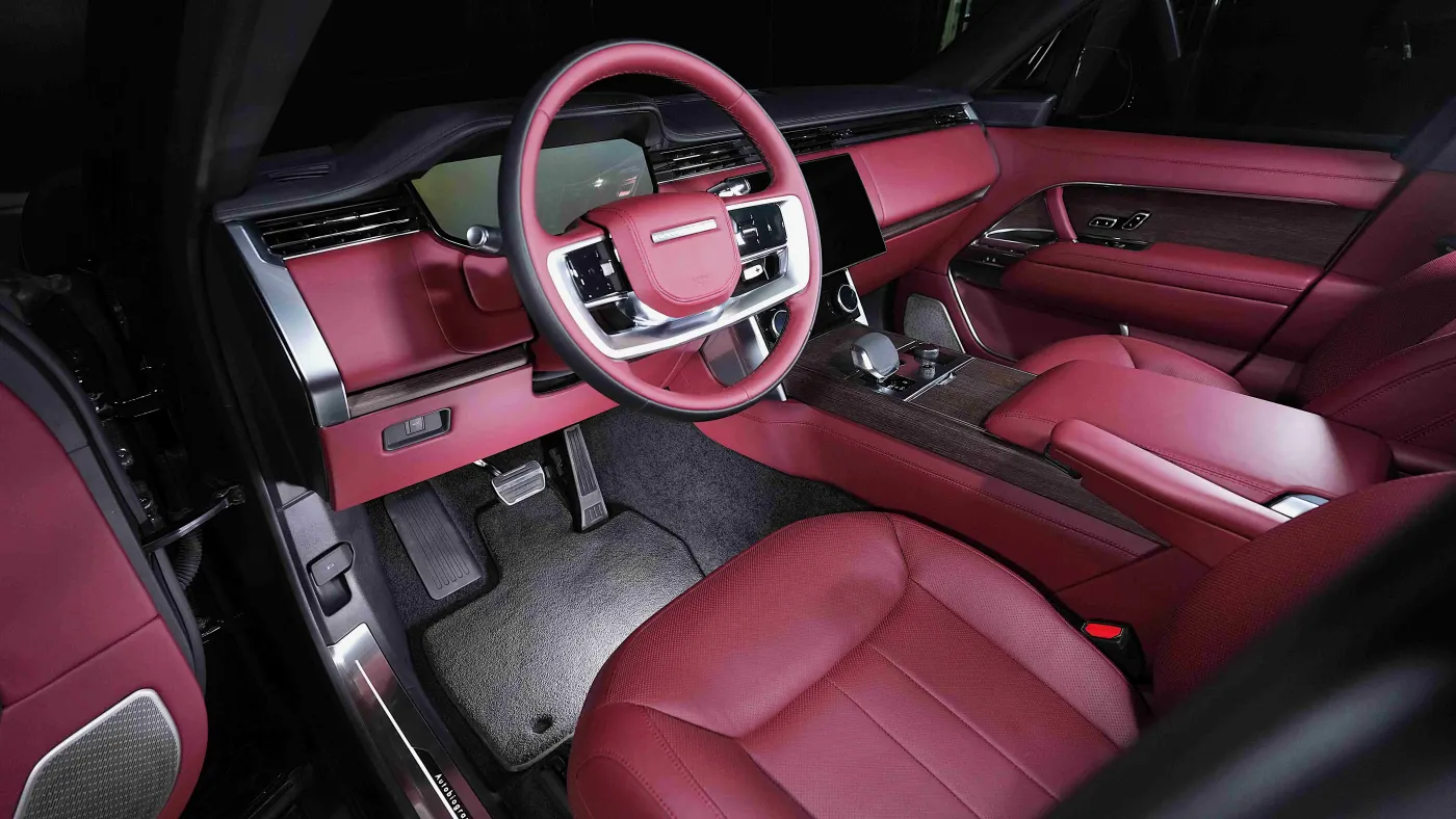 Discover the Land Rover Range Rover Autobiography P530 SWB prestigious British agile flagship performance SUV