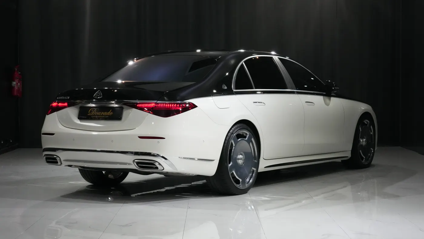 Discover the Mercedes-Maybach S500 4MATIC premium executive sedan