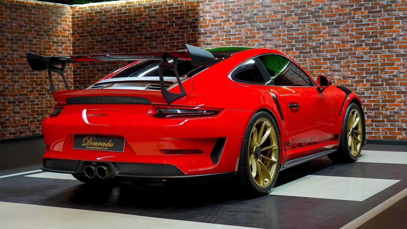 Discover the Porsche 911 GT3 RS Weissach RS Package premium performance sports car