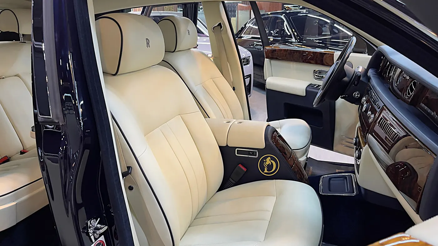Discover the Rolls-Royce Phantom Extended luxury sedan assembled in Goodwood