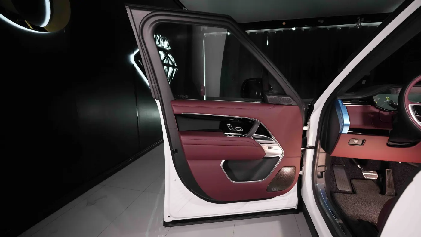 Purchase Range Rover Autobiography luxury automobile from UAE showroom