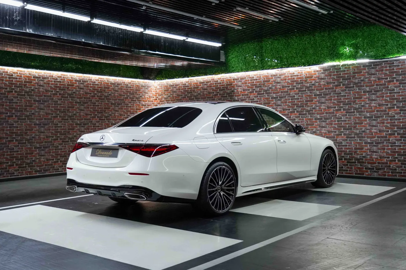 Mercedes-Benz S500 elite VIP vehicle for luxury buyers
