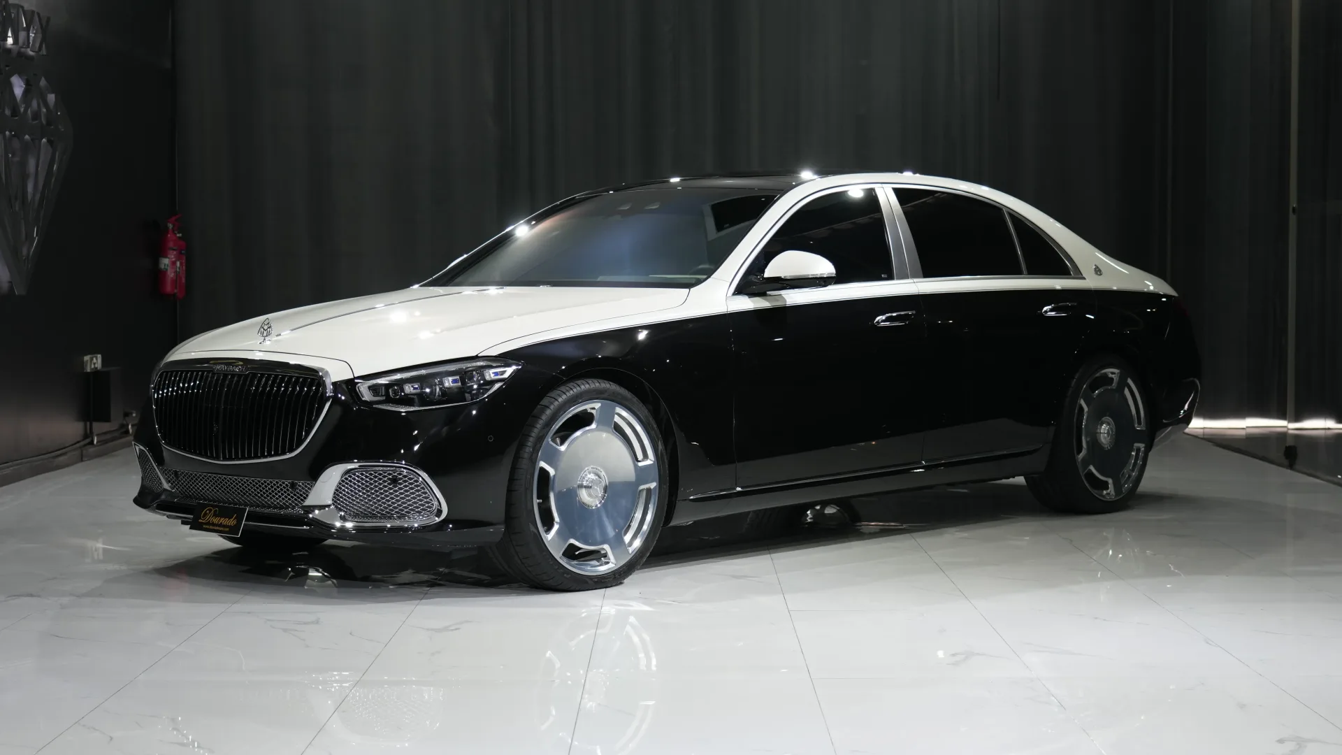 Mercedes-Maybach S580 panoramic sunroof interior